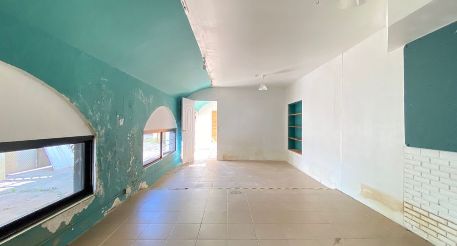 For rent 4 bedrooms retail Space in Mueang Chiang Mai, Chiang Mai