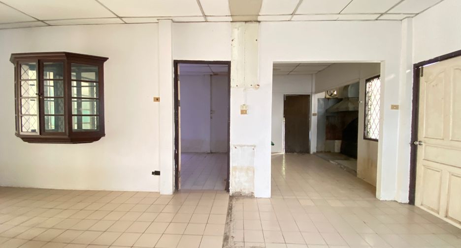 For rent 4 bedrooms retail Space in Mueang Chiang Mai, Chiang Mai