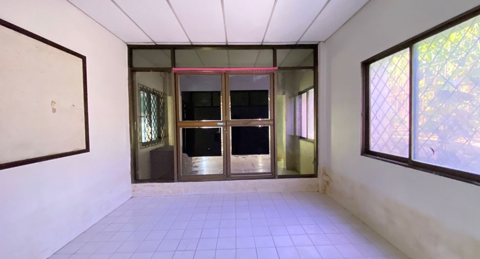 For rent 4 bedrooms retail Space in Mueang Chiang Mai, Chiang Mai