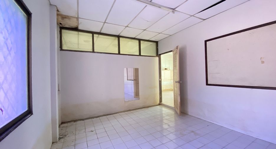 For rent 4 bedrooms retail Space in Mueang Chiang Mai, Chiang Mai