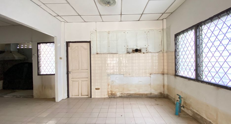 For rent 4 bedrooms retail Space in Mueang Chiang Mai, Chiang Mai