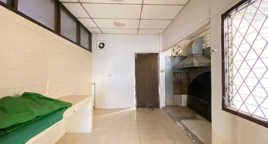 For rent 4 bedrooms retail Space in Mueang Chiang Mai, Chiang Mai