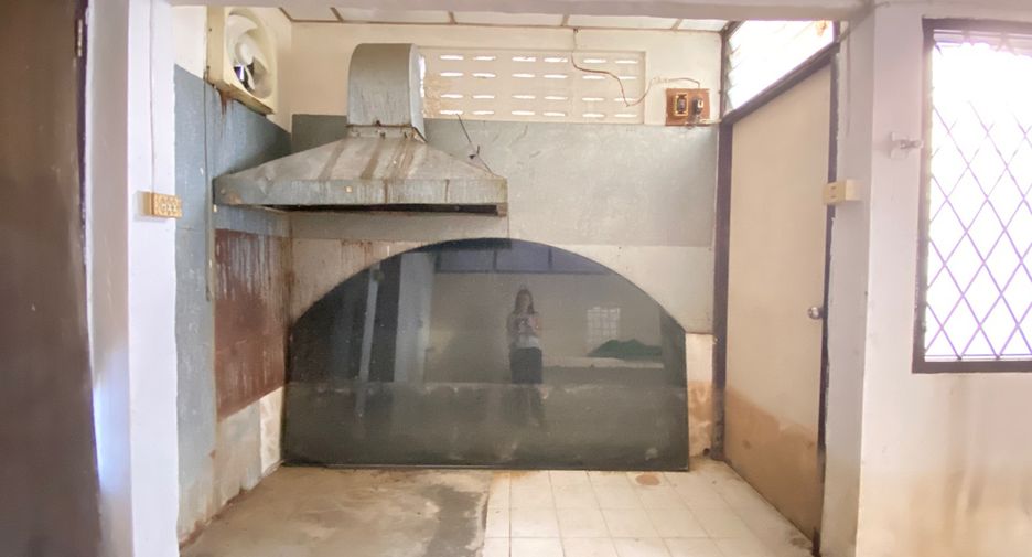 For rent 4 bedrooms retail Space in Mueang Chiang Mai, Chiang Mai