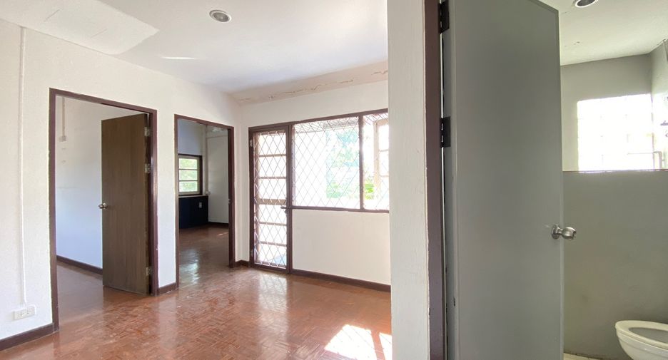 For rent 4 bedrooms retail Space in Mueang Chiang Mai, Chiang Mai