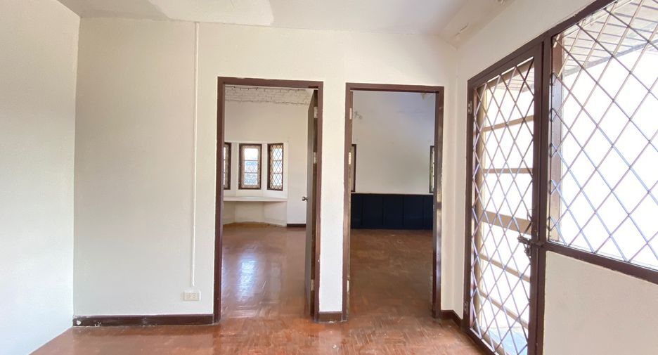 For rent 4 bedrooms retail Space in Mueang Chiang Mai, Chiang Mai