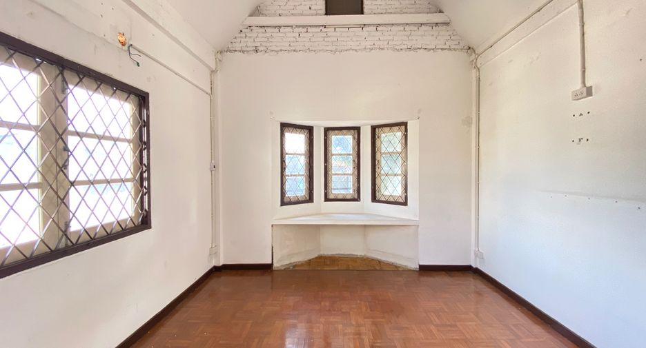For rent 4 bedrooms retail Space in Mueang Chiang Mai, Chiang Mai