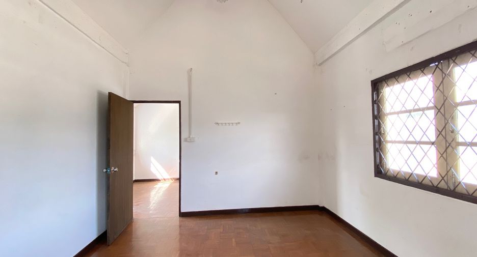 For rent 4 bedrooms retail Space in Mueang Chiang Mai, Chiang Mai