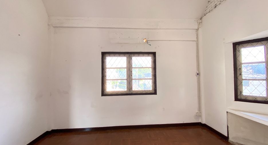 For rent 4 bedrooms retail Space in Mueang Chiang Mai, Chiang Mai