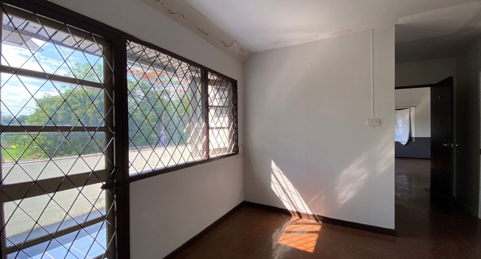 For rent 4 bedrooms retail Space in Mueang Chiang Mai, Chiang Mai