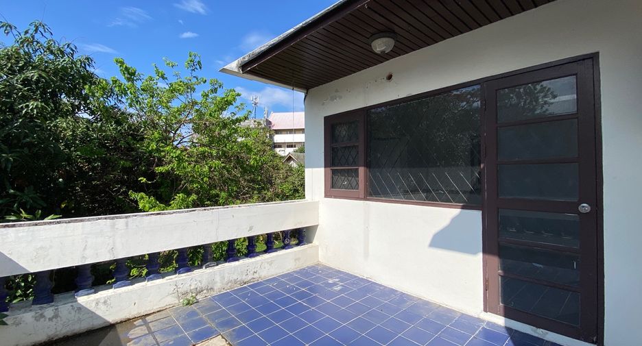For rent 4 bedrooms retail Space in Mueang Chiang Mai, Chiang Mai