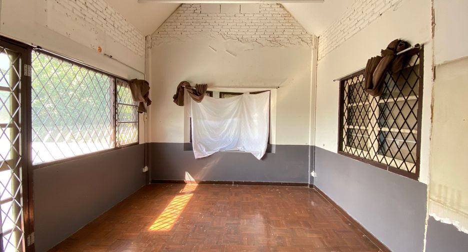 For rent 4 bedrooms retail Space in Mueang Chiang Mai, Chiang Mai