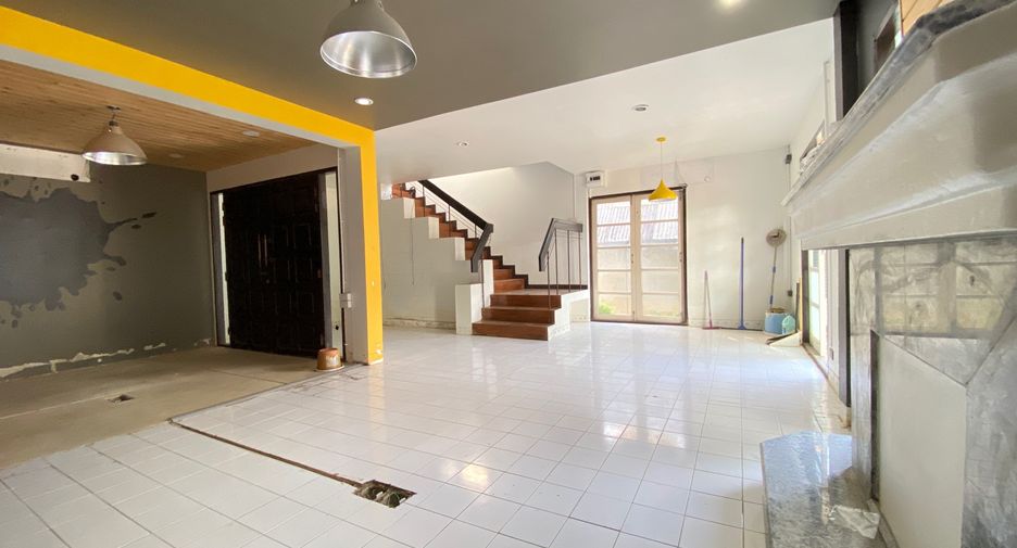 For rent 4 bedrooms retail Space in Mueang Chiang Mai, Chiang Mai