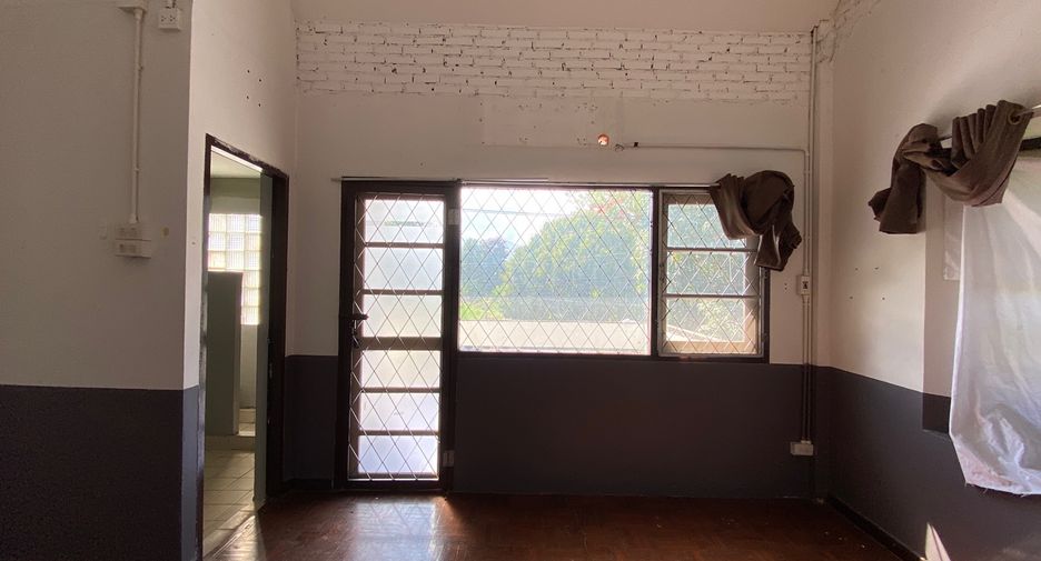 For rent 4 bedrooms retail Space in Mueang Chiang Mai, Chiang Mai