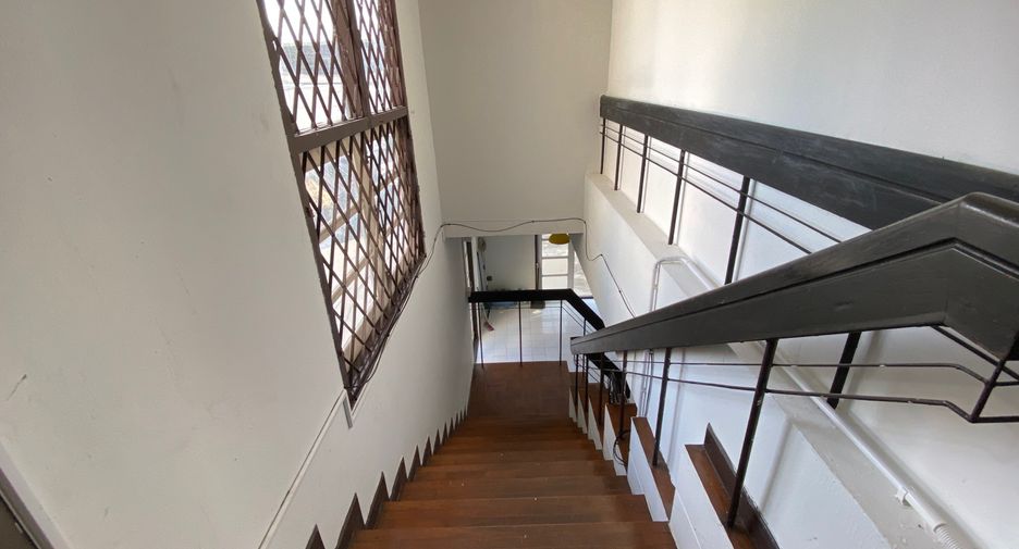 For rent 4 bedrooms retail Space in Mueang Chiang Mai, Chiang Mai