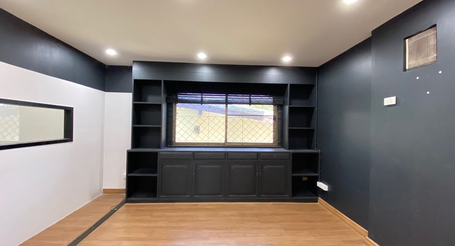 For rent 4 bedrooms retail Space in Mueang Chiang Mai, Chiang Mai