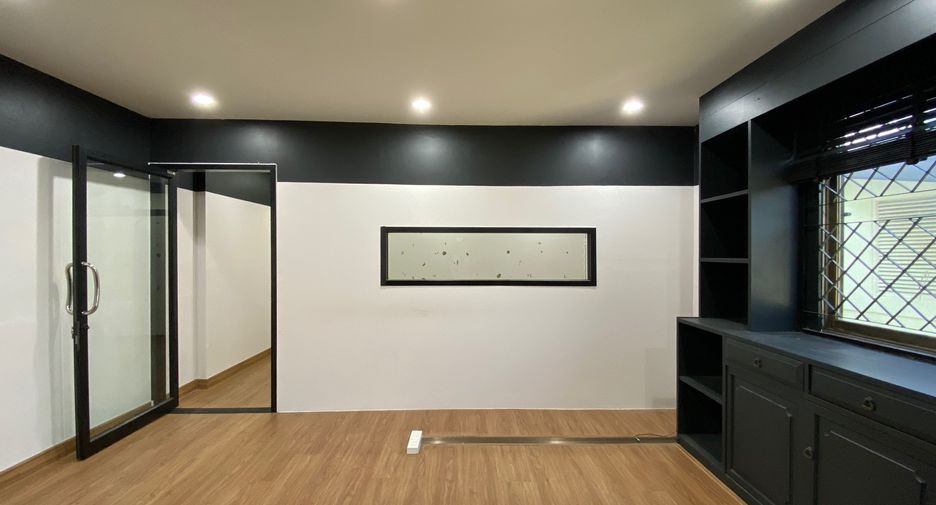 For rent 4 bedrooms retail Space in Mueang Chiang Mai, Chiang Mai