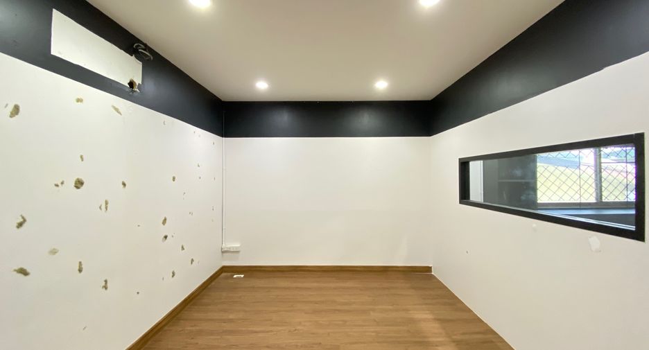 For rent 4 bedrooms retail Space in Mueang Chiang Mai, Chiang Mai