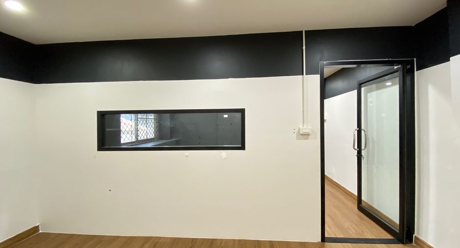 For rent 4 bedrooms retail Space in Mueang Chiang Mai, Chiang Mai