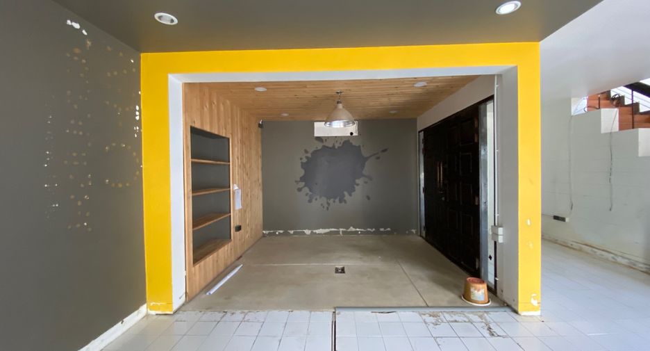 For rent 4 bedrooms retail Space in Mueang Chiang Mai, Chiang Mai