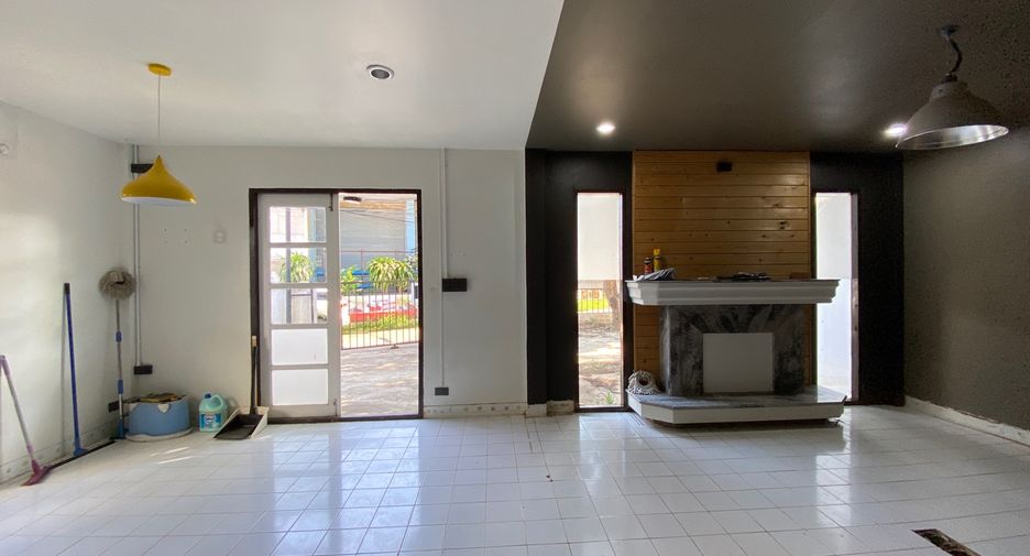 For rent 4 bedrooms retail Space in Mueang Chiang Mai, Chiang Mai
