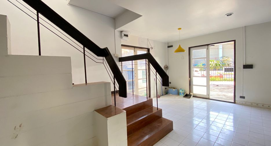 For rent 4 bedrooms retail Space in Mueang Chiang Mai, Chiang Mai