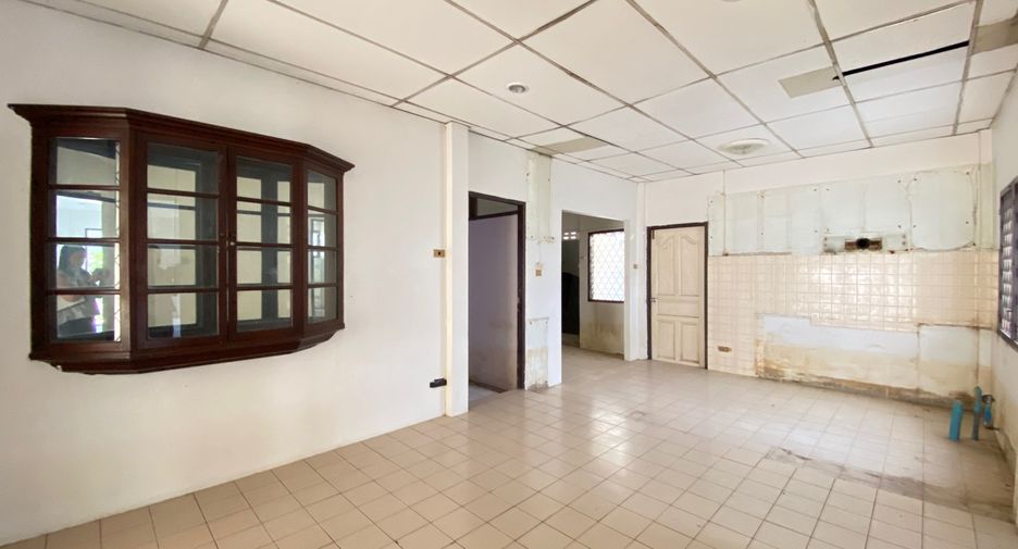 For rent 4 bedrooms retail Space in Mueang Chiang Mai, Chiang Mai