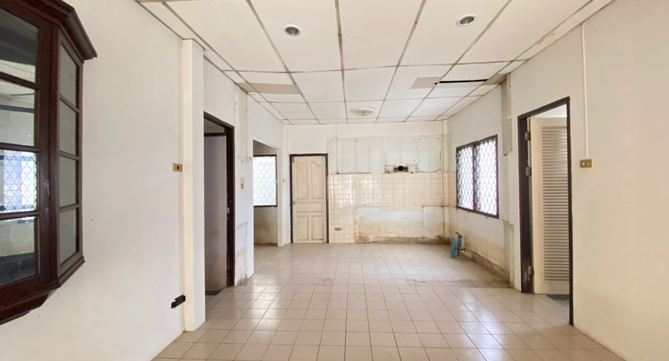 For rent 4 bedrooms retail Space in Mueang Chiang Mai, Chiang Mai
