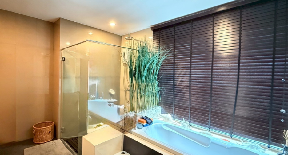 For sale 6 bedrooms house in Bang Kapi, Bangkok