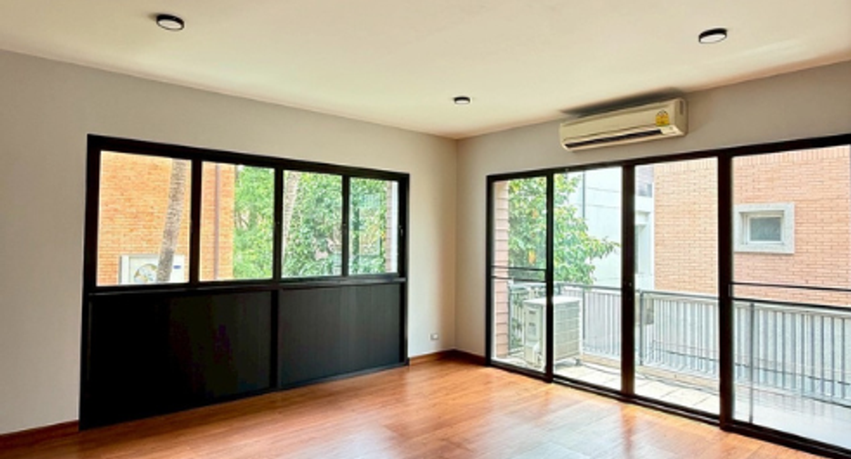 For sale 6 bedrooms house in Bang Kapi, Bangkok