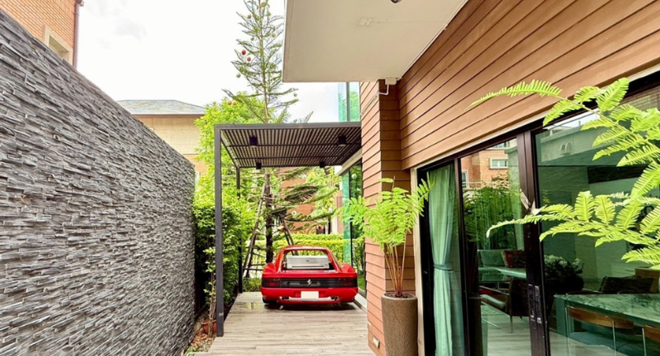 For sale 6 bedrooms house in Bang Kapi, Bangkok