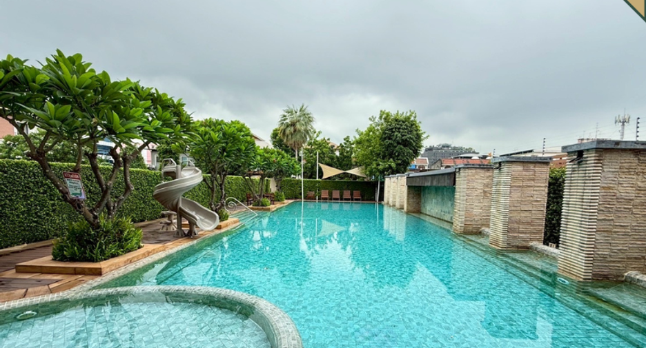For sale 6 bedrooms house in Bang Kapi, Bangkok