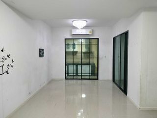 For sale 3 bed townhouse in Mueang Pathum Thani, Pathum Thani