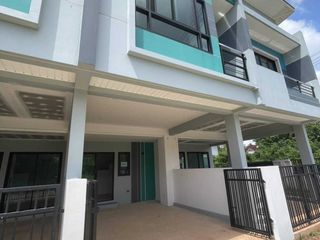 For sale 2 bed townhouse in Mueang Surat Thani, Surat Thani