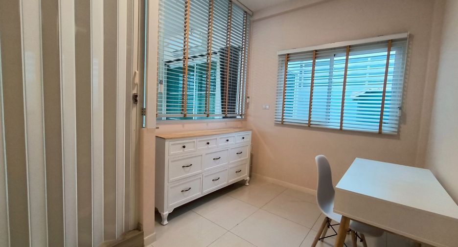 For rent 3 bedrooms townhouse in Prawet, Bangkok
