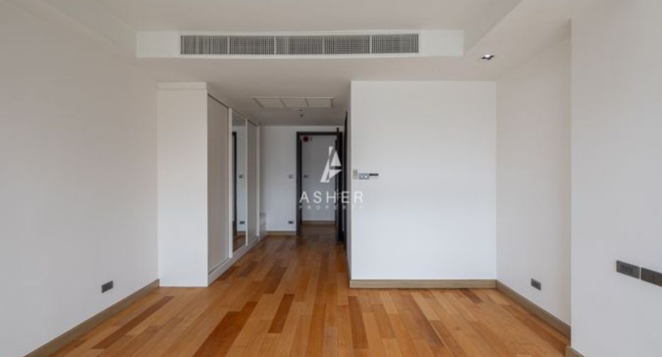 For rent 4 bedrooms condo in Khlong Toei, Bangkok