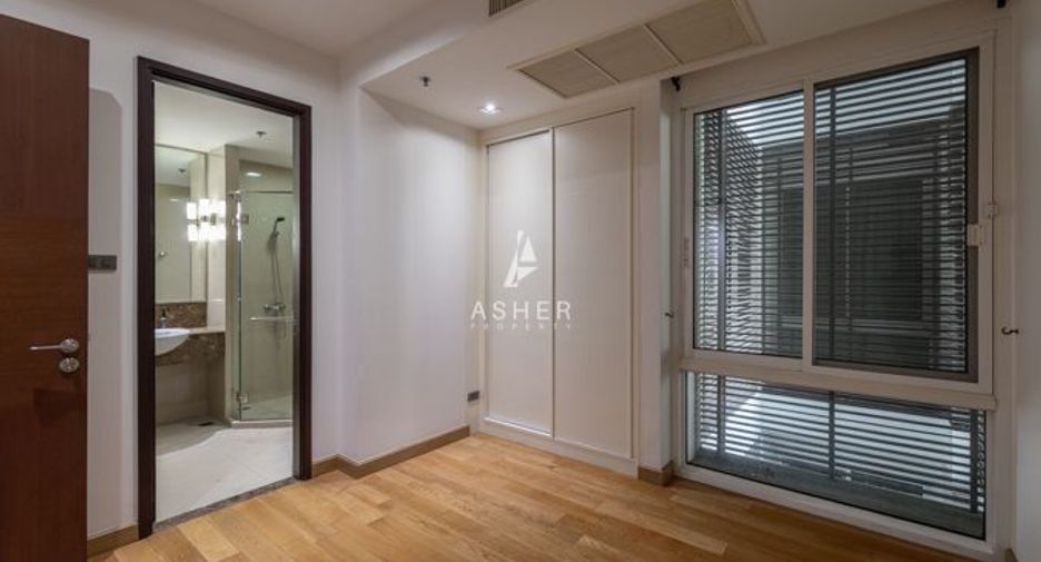 For rent 4 bedrooms condo in Khlong Toei, Bangkok