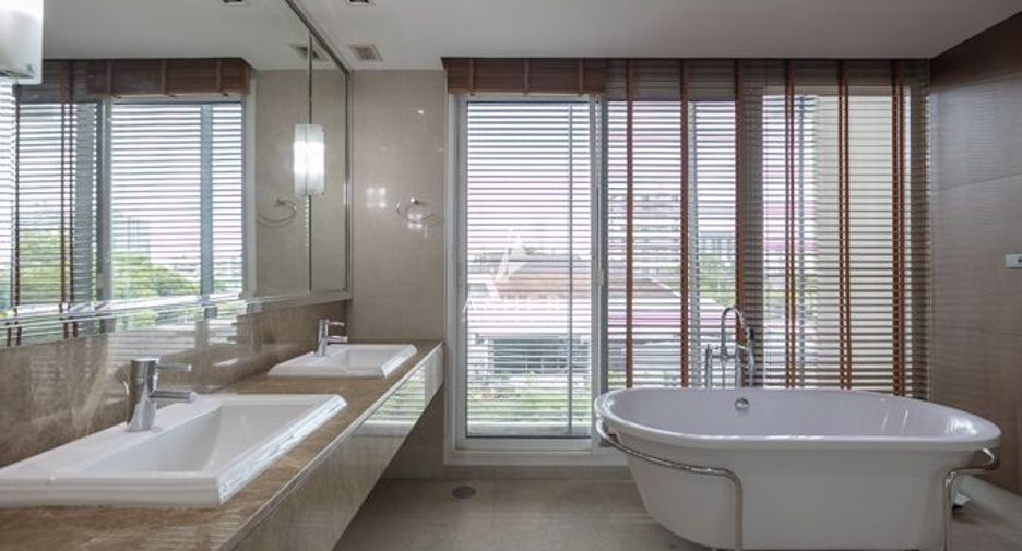 For rent 4 bedrooms condo in Khlong Toei, Bangkok