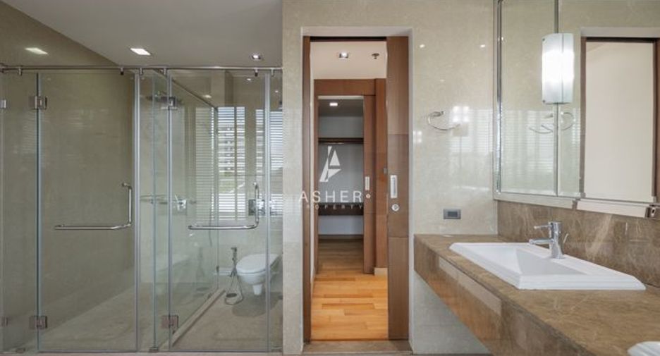 For rent 4 bedrooms condo in Khlong Toei, Bangkok