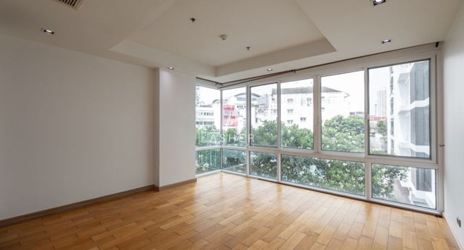 For rent 4 bedrooms condo in Khlong Toei, Bangkok