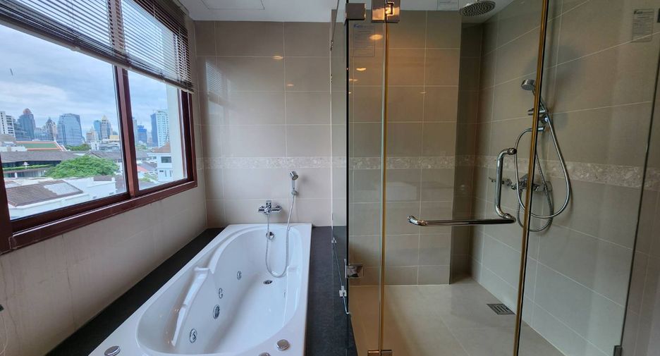 For rent 3 bedrooms condo in Khlong Toei, Bangkok