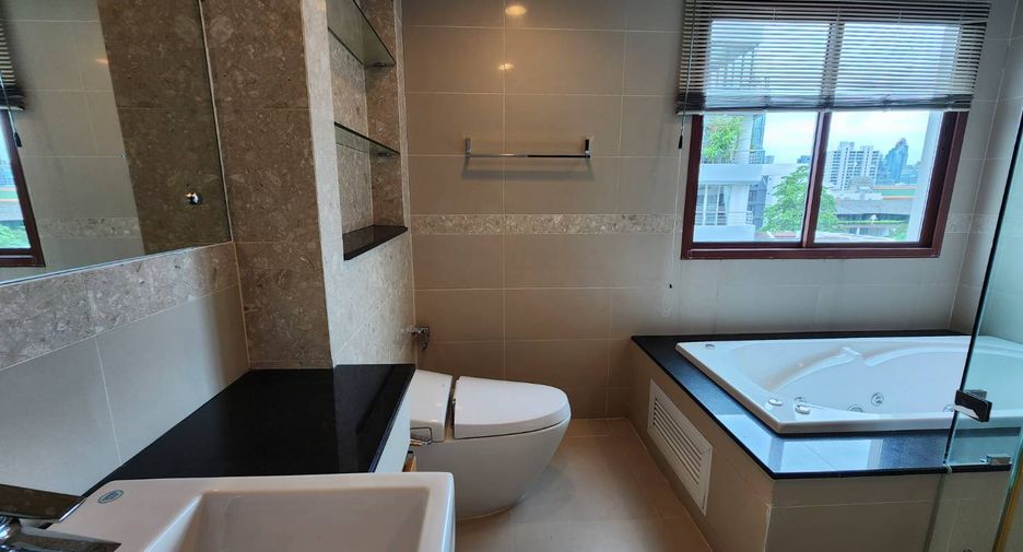 For rent 3 bedrooms condo in Khlong Toei, Bangkok