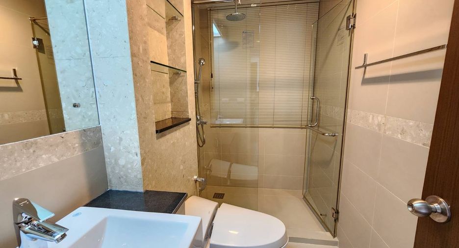 For rent 3 bedrooms condo in Khlong Toei, Bangkok