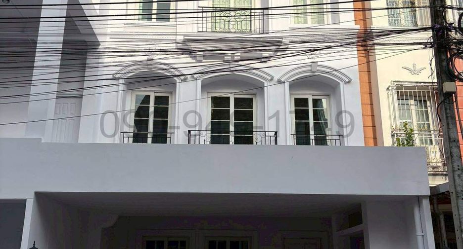 À louer 3 chambres maison de ville à Phasi Charoen, Bangkok