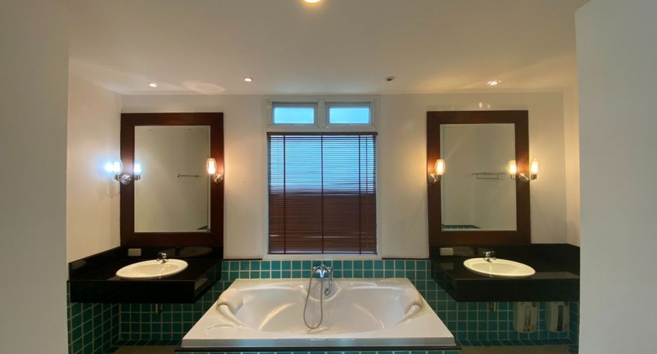 For rent 4 bedrooms condo in Watthana, Bangkok
