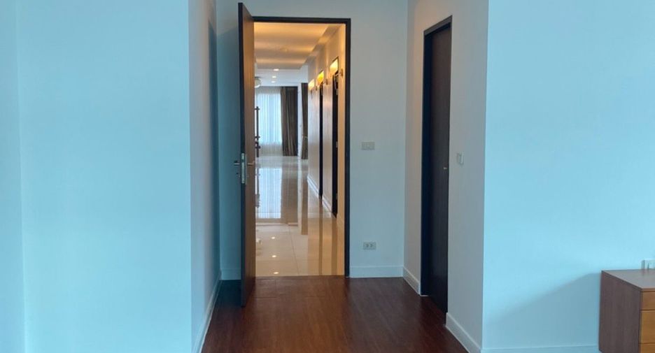 For rent 4 bedrooms condo in Watthana, Bangkok