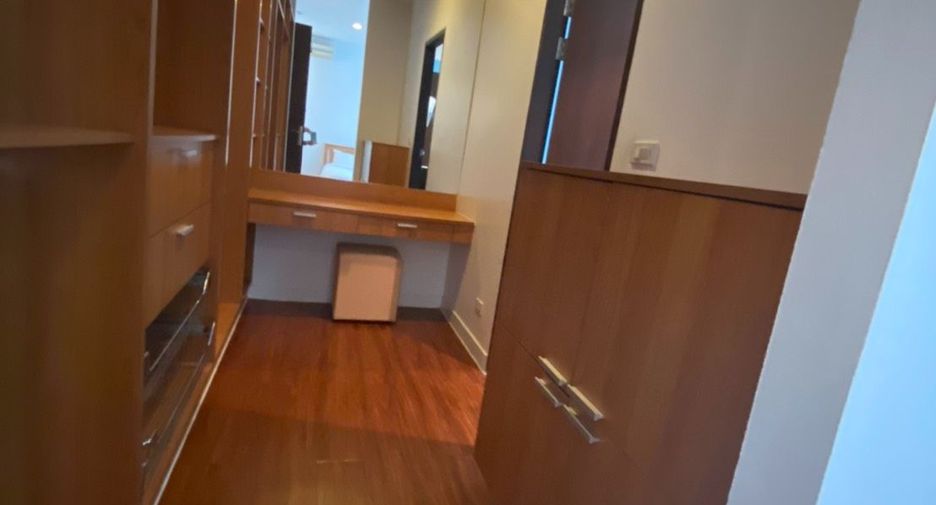 For rent 4 bedrooms condo in Watthana, Bangkok