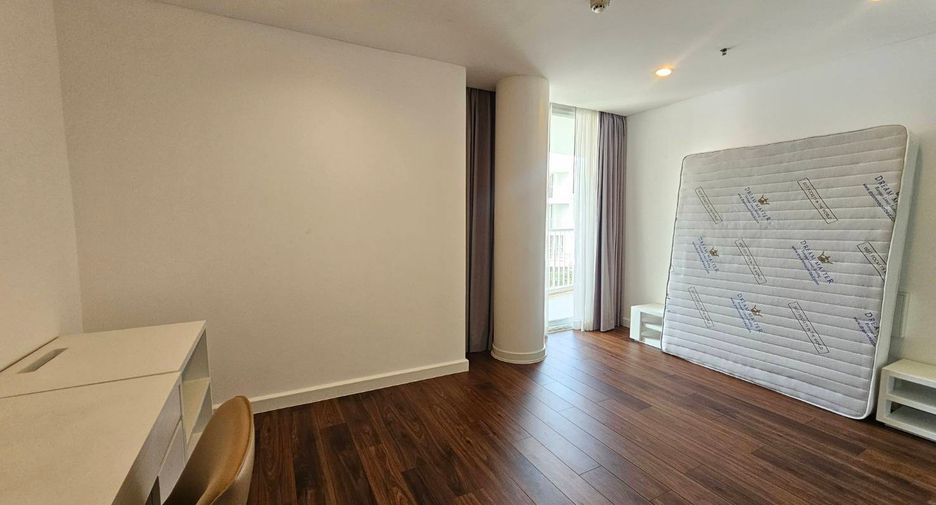 For rent 4 ベッドルーム serviced apartment in Phra Khanong, Bangkok
