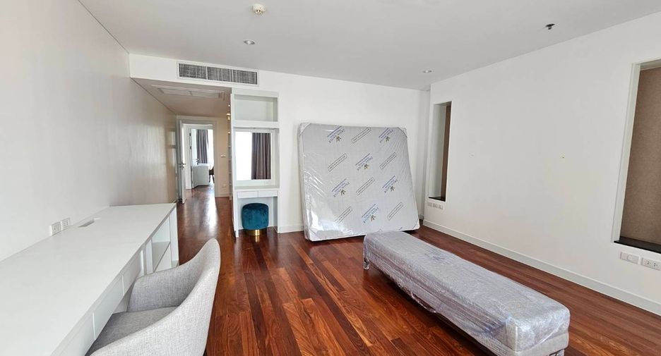 For rent 4 ベッドルーム serviced apartment in Phra Khanong, Bangkok