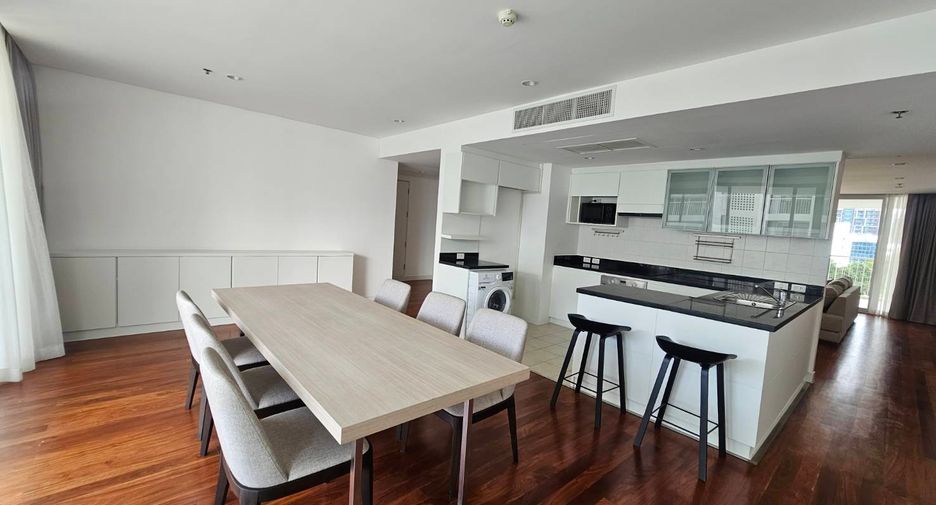 For rent 4 ベッドルーム serviced apartment in Phra Khanong, Bangkok