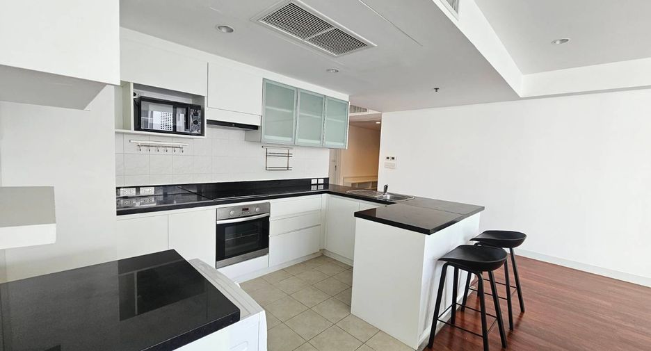 For rent 4 ベッドルーム serviced apartment in Phra Khanong, Bangkok